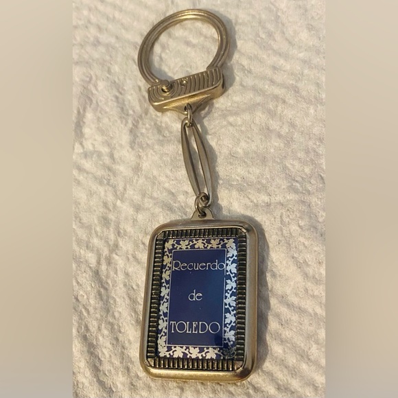 Vintage Souvenir Keychain from the Toledo Cathedral in Toledo, Spain - Picture 4 of 7